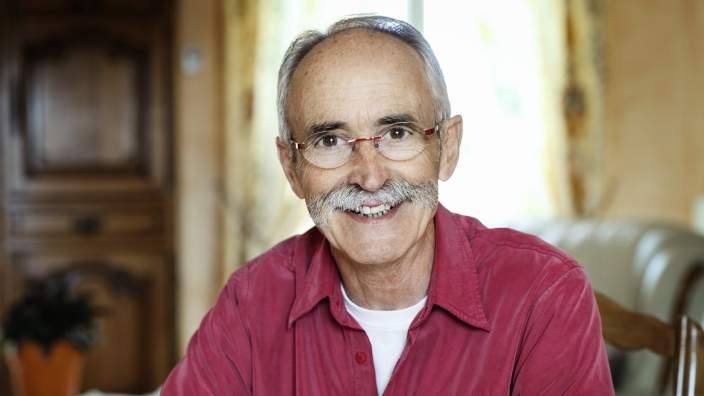 Meet Mr. Fernandez who manages his urinary incontinence with a Conveen solution